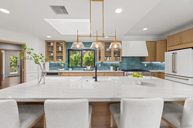 2975 Woodford Drive, La Jolla CA: https://media.crmls.org/mediaz/b1c2372b-205a-4d17-a603-8251624a5797.jpg