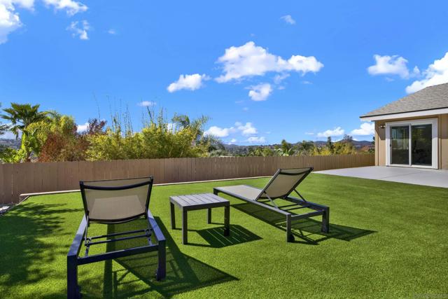 17351 Saint Andrews Dr, Poway CA: https://media.crmls.org/mediaz/b1c2ea86-1bd5-40af-8910-a5ebb08f4f56.jpg
