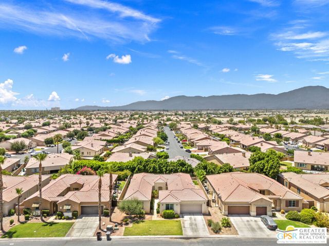 83817 Collection Drive, Indio CA: https://media.crmls.org/mediaz/b1c34124-b879-4373-8720-f2b0d37a99a0.jpg