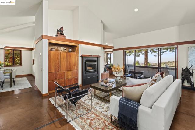 25 Dartmouth Dr, Berkeley CA: https://media.crmls.org/mediaz/b1c3cd66-4700-4478-8b91-a8df248d909d.jpg