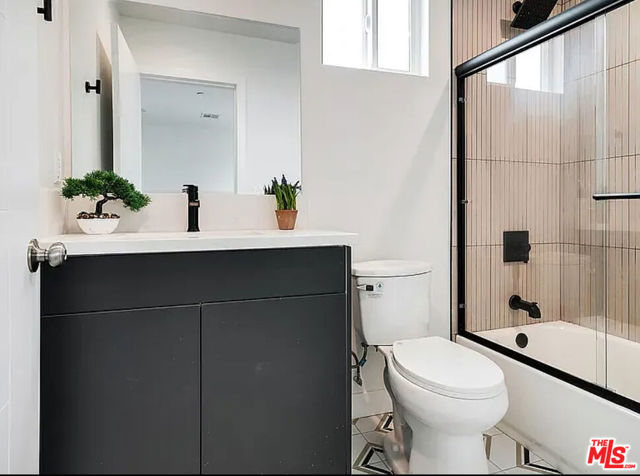 334 1/2 N Alexandria, Los Angeles CA: https://media.crmls.org/mediaz/b1c3e659-488b-4bdc-96bd-2ce5fe8c516e.jpg