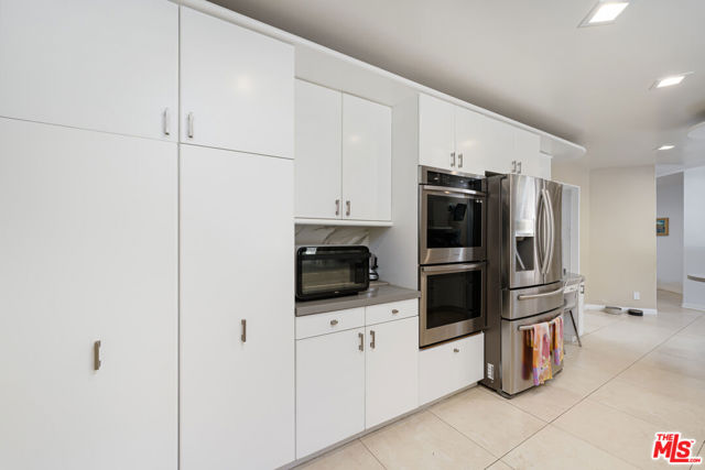 1708 Clear View Drive, Beverly Hills CA: https://media.crmls.org/mediaz/b1c4bbc2-6ef5-4a1f-b88e-fcab7dfbe502.jpg