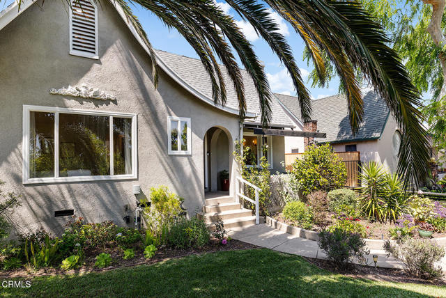 1807 New York Drive, Altadena CA: https://media.crmls.org/mediaz/b1c50af1-e3b1-4077-93c7-f2b597c42202.jpg