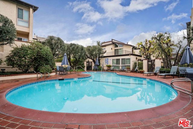 5245 Coldwater Canyon Avenue, Sherman Oaks CA: https://media.crmls.org/mediaz/b1c5f7f4-e93e-4f38-96c4-fef30d186c7f.jpg