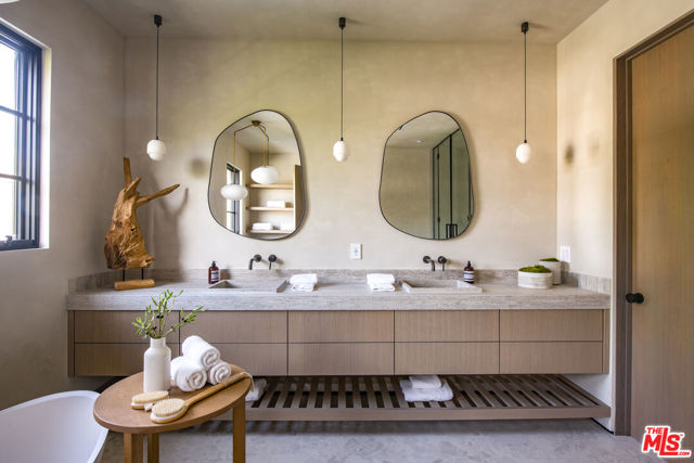 4112 Shadyglade Avenue, Studio City CA: https://media.crmls.org/mediaz/b1c68108-c038-4533-95ee-04679a42f38c.jpg