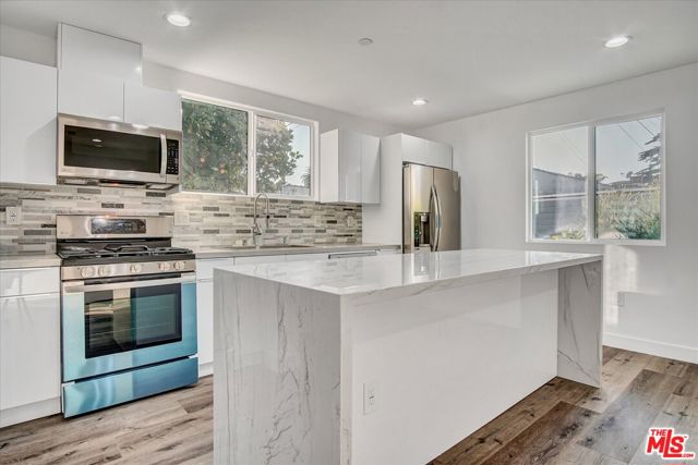2419 S Cochran Avenue, Los Angeles CA: https://media.crmls.org/mediaz/b1c689c7-38c0-4e03-9684-0ae06670d437.jpg