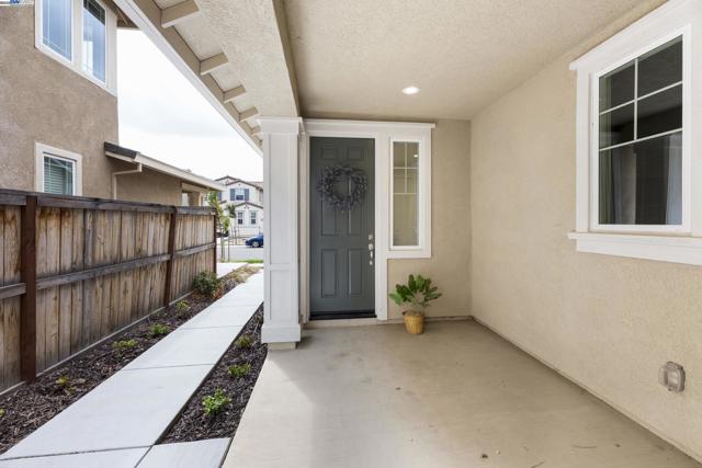 257 E Terra Mia Ave, Mountain House CA: https://media.crmls.org/mediaz/b1c6be99-c7f7-446b-afd5-e15b7c82a6be.jpg