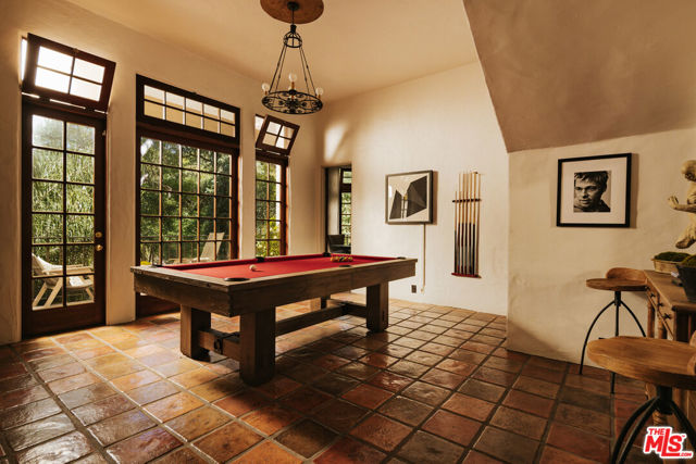 2942 Passmore Drive, Los Angeles CA: https://media.crmls.org/mediaz/b1c81ae1-6e1f-4250-b499-0c248f810c1b.jpg