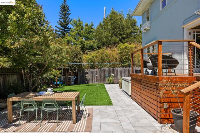 2842 Ashby Ave, Berkeley CA: https://media.crmls.org/mediaz/b1c8996a-d07b-41a0-83aa-aa7cca13f356.jpg