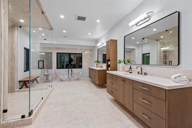 4199 Woodlane Court, Westlake Village CA: https://media.crmls.org/mediaz/b1c8c9ff-599c-415e-84bf-b092db634892.jpg