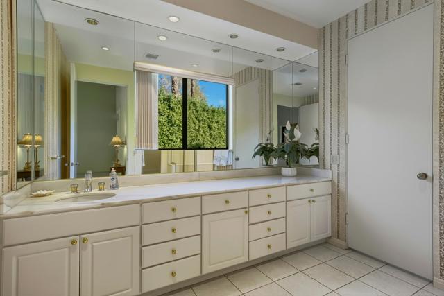 71170 W Thunderbird Terrace, Rancho Mirage CA: https://media.crmls.org/mediaz/b1c8e6a3-5b9e-4f78-9e23-427a264d00b6.jpg