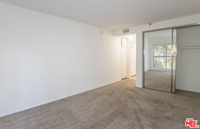 410 S Barrington Avenue, Los Angeles CA: https://media.crmls.org/mediaz/b1c975c8-f623-4f80-92ad-d991dfdb2ad0.jpg