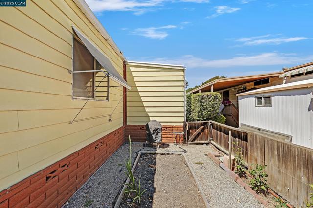 1474 Wakefield Dr, Hayward CA: https://media.crmls.org/mediaz/b1c9a377-ce93-465b-b542-e6c859a807ff.jpg