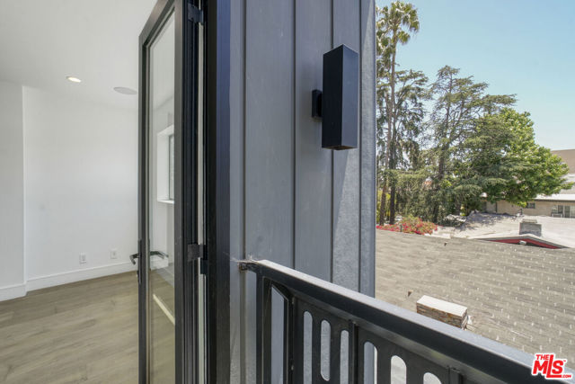 1445 1/4 N Martel Avenue, Los Angeles CA: https://media.crmls.org/mediaz/b1ca67c3-2d10-4e11-a4df-a04013cbe461.jpg