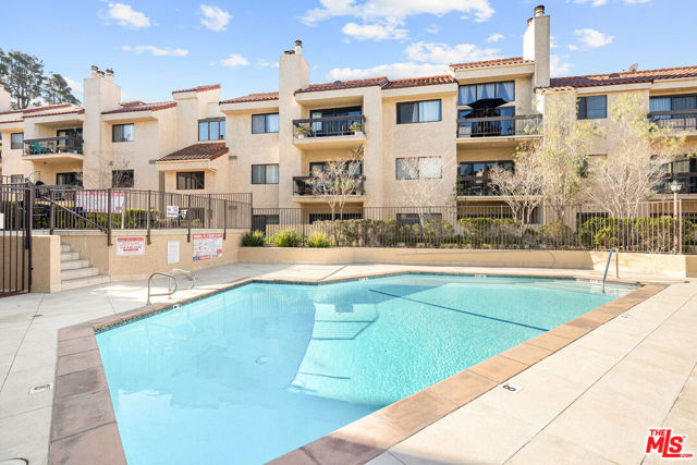 8180 Manitoba Street, Playa del Rey CA: https://media.crmls.org/mediaz/b1caea8b-6565-45dd-9bea-94aac9a8cae4.jpg