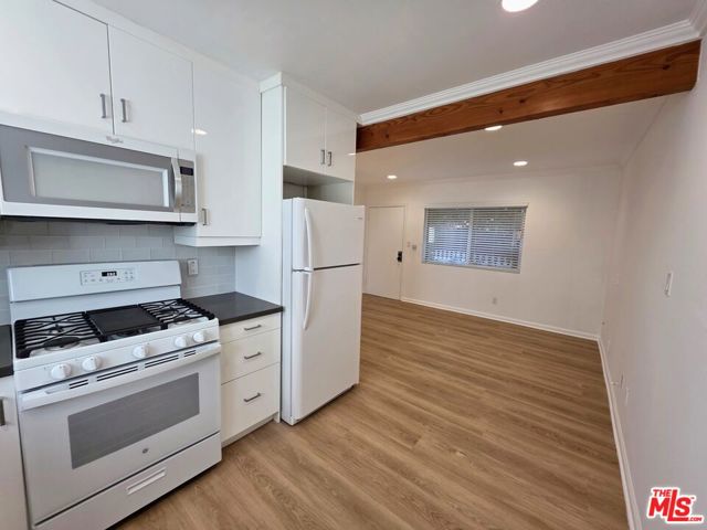 626 Broadway Street, Venice CA: https://media.crmls.org/mediaz/b1cb7973-6521-4e62-a411-701989375ec6.jpg