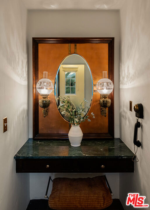 2200 Maravilla Drive, Los Angeles CA: https://media.crmls.org/mediaz/b1cb9580-107e-4486-83e3-d71e406bbbbe.jpg