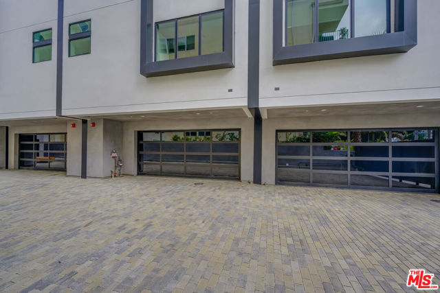 4422 S Riley Drive, Los Angeles CA: https://media.crmls.org/mediaz/b1cc6fc2-046b-4d78-ba0e-8e6b5ee4b765.jpg