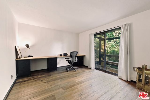625 Reithe Avenue, Calabasas CA: https://media.crmls.org/mediaz/b1ce35ab-7ddd-4e25-ac55-bcb286331d99.jpg