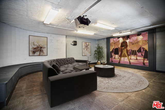 10655 Camarillo Street, Toluca Lake CA: https://media.crmls.org/mediaz/b1ce9d72-62e5-4e93-a419-e79e52dea6f5.jpg