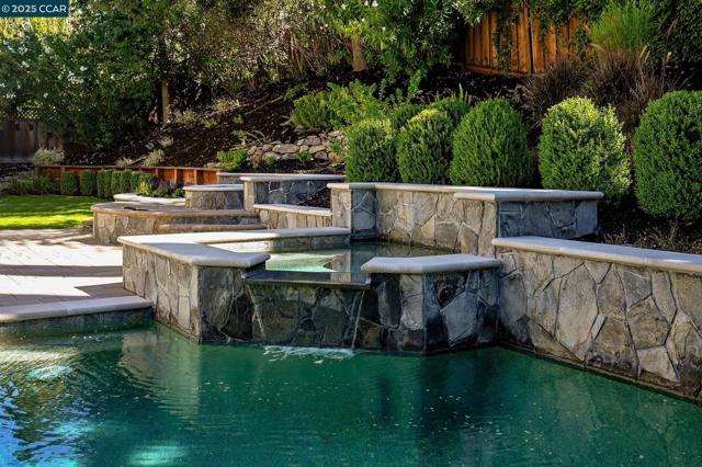 47 Kentfield Ct, Alamo CA: https://media.crmls.org/mediaz/b1cf5138-dcfe-412e-a9c8-d5e454092bbd.jpg
