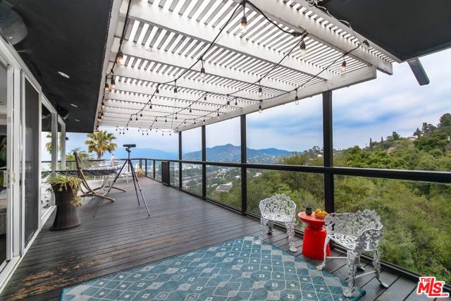 3200 Wrightwood Drive, Studio City CA: https://media.crmls.org/mediaz/b1cfd53f-470a-42d9-8c9e-c85284d214ef.jpg