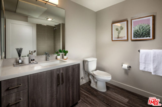 687 S Hobart Boulevard, Los Angeles CA: https://media.crmls.org/mediaz/b1d0060e-61e2-4598-bb33-2809808caee6.jpg