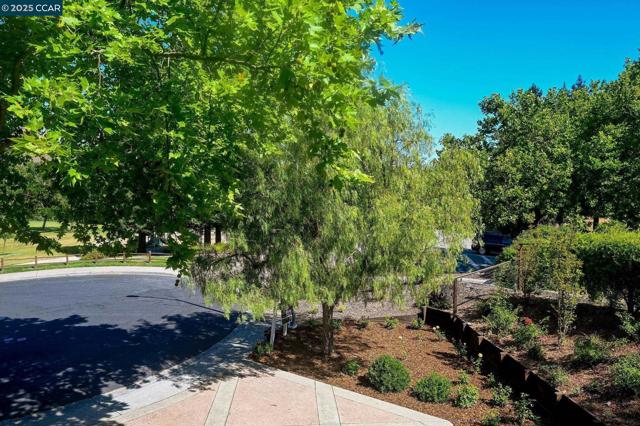 125 Coriander Ct, San Ramon CA: https://media.crmls.org/mediaz/b1d013d3-96af-47fe-a07a-b36801ab2db2.jpg