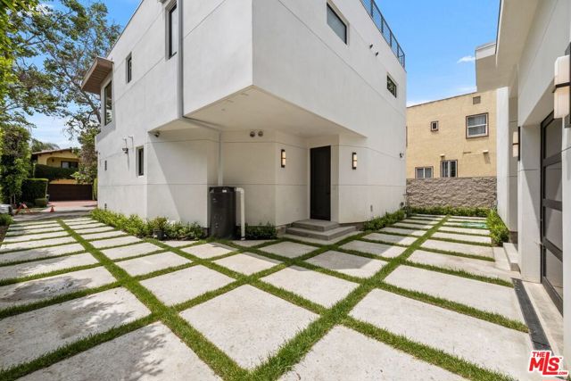 816 N Orange Drive, Los Angeles CA: https://media.crmls.org/mediaz/b1d0bd34-f32f-4842-8796-6fc1601ab27d.jpg