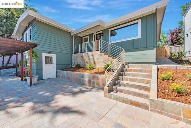 6815 Paso Robles Dr, Oakland CA: https://media.crmls.org/mediaz/b1d13adf-e30c-4b3f-a336-91ed6fac15c0.jpg