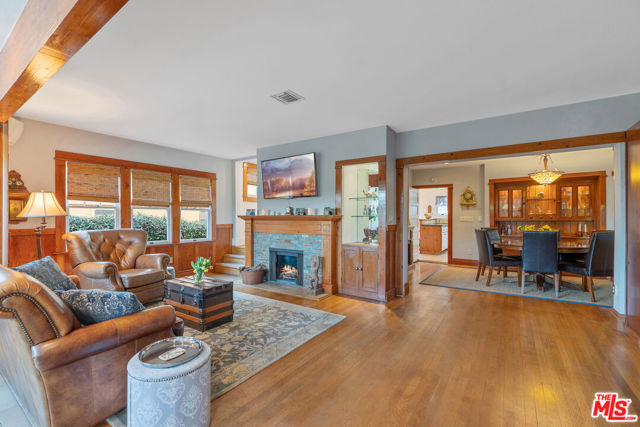 41 Vicente Terrace, Santa Monica CA: https://media.crmls.org/mediaz/b1d1d8d9-dd17-487d-bbf2-d4ce82f69b10.jpg