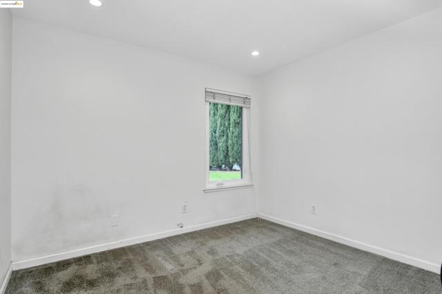 317 Lorenz Dr, Oakley CA: https://media.crmls.org/mediaz/b1d21b0d-ed1e-420e-88bb-2836aea0223c.jpg
