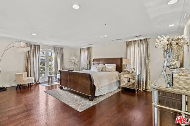 268 S Palm Drive, Beverly Hills CA: https://media.crmls.org/mediaz/b1d3728c-a9f0-48c8-a17e-9aad67a2d66a.jpg
