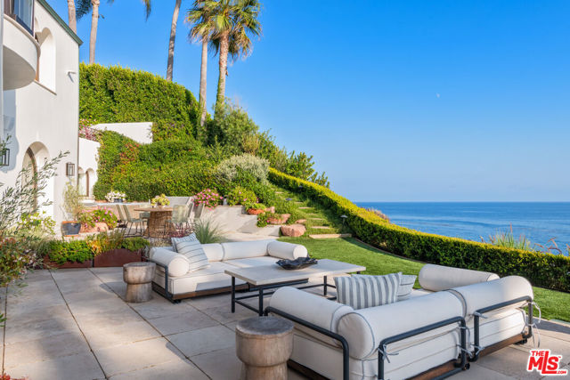 32804 Pacific Coast Highway, Malibu CA: https://media.crmls.org/mediaz/b1d3f7f9-8e6a-42ae-bd1c-1b079bf75b89.jpg