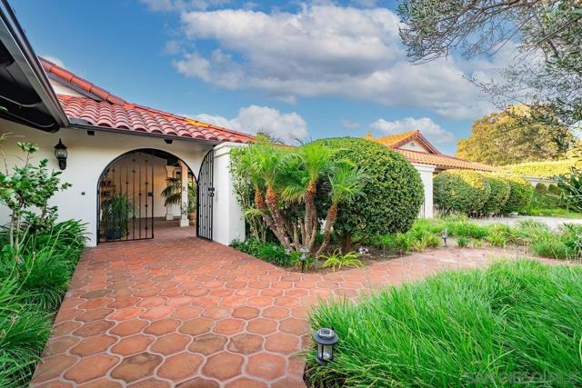 11 Country Glen Rd, Fallbrook CA: https://media.crmls.org/mediaz/b1d57aee-4e55-47ed-9135-6640639b394e.jpg