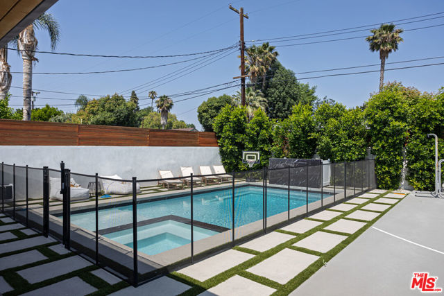 6610 Farralone Avenue, Woodland Hills CA: https://media.crmls.org/mediaz/b1d58ad2-52dd-4dcb-99e7-cf1baa9b1a0b.jpg