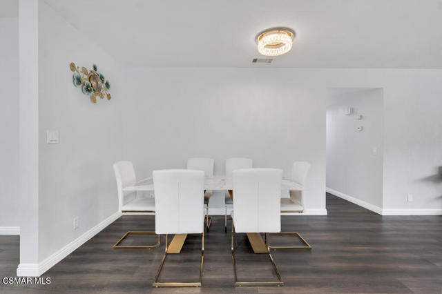 6211 Anastasia Street, Simi Valley CA: https://media.crmls.org/mediaz/b1d65b58-1e9d-4109-98d1-9d24cc65f26c.jpg