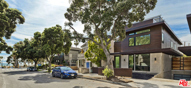 139 Hollister Avenue, Santa Monica CA: https://media.crmls.org/mediaz/b1d66e12-5da0-4f9a-8e5e-a895fda71132.jpg