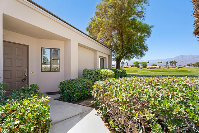 80471 Oak Tree, La Quinta CA: https://media.crmls.org/mediaz/b1d6a774-bab6-426f-911b-db9944c17418.jpg
