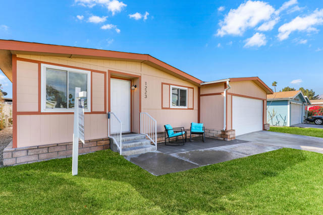 1223 Via Yolo, Cathedral City CA: https://media.crmls.org/mediaz/b1d6cc28-e488-4873-9623-2de25fdb2f09.jpg