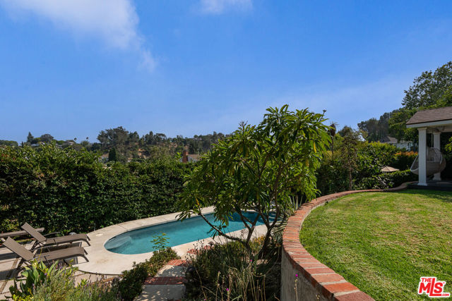 3756 Effingham Place, Los Angeles CA: https://media.crmls.org/mediaz/b1d70372-5abc-427d-acb3-b8aaa854e5e9.jpg