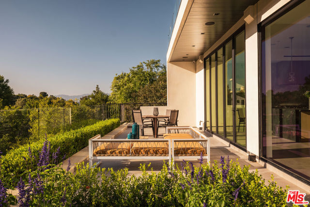 3920 Knobhill Drive, Sherman Oaks CA: https://media.crmls.org/mediaz/b1d70e45-3307-4dbf-b6fb-f2ce11d5e435.jpg