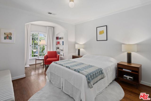 4654 Denny Avenue, Toluca Lake CA: https://media.crmls.org/mediaz/b1d74c1b-2c01-4751-84c0-94d6cf3d2a84.jpg