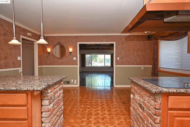 44 Oak Hill Cir, Oakland CA: https://media.crmls.org/mediaz/b1d78e2e-b225-425d-bcba-85e171379034.jpg