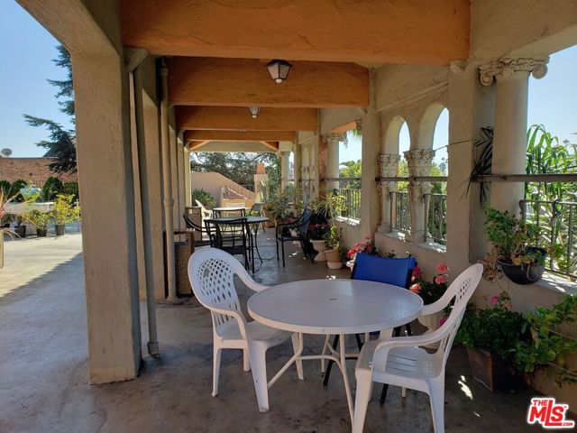 5640 Franklin Avenue, Los Angeles CA: https://media.crmls.org/mediaz/b1d86539-2950-4a2f-a9a0-fece420c9658.jpg