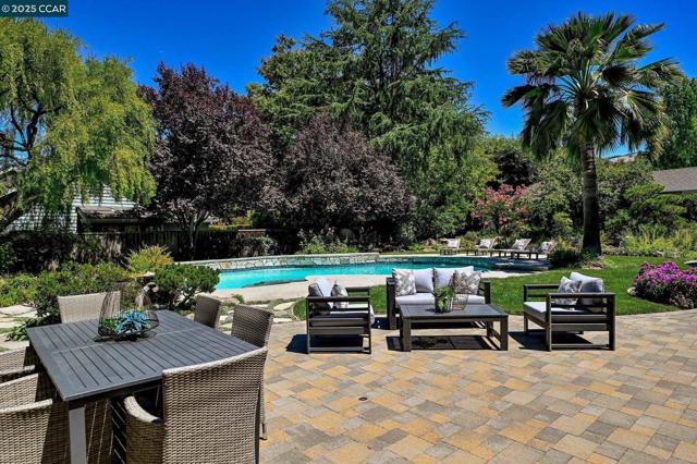 1023 White Gate Rd, Alamo CA: https://media.crmls.org/mediaz/b1d9545c-614b-44b4-93e1-be61bd311cd8.jpg