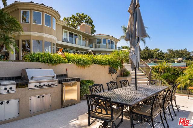 7833 Torreyson Drive, Los Angeles CA: https://media.crmls.org/mediaz/b1d95efb-c9c1-49b7-80de-98a8744e3e9a.jpg