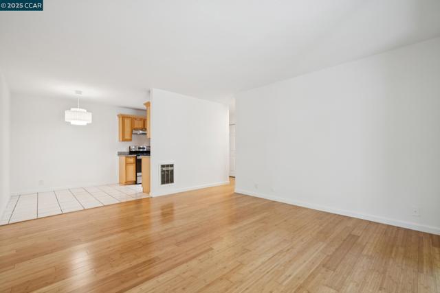 150 Pearl St, Oakland CA: https://media.crmls.org/mediaz/b1da1594-72b7-4254-afb4-e3aaf40759d8.jpg