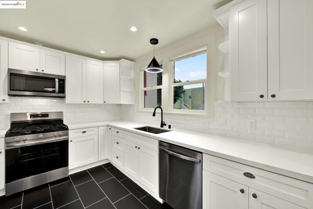 971 34Th St, Richmond CA: https://media.crmls.org/mediaz/b1da3b67-bade-4595-977c-2b1c1b698021.jpg
