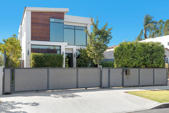 829 Flower Avenue, Venice CA: https://media.crmls.org/mediaz/b1dbedd5-95a6-4cd8-a42d-9b539f2d034f.jpg